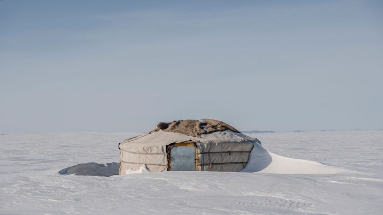 雪の中に立つユルトと呼ばれるモンゴルの遊牧民族が居住する移動テント/Ochir/AFP/Getty Images