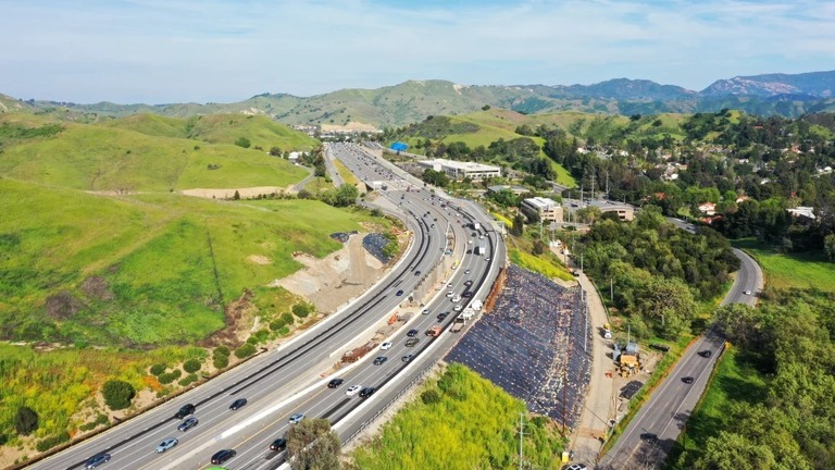 米カリフォルニア州ロサンゼルス郡で「世界最大の野生生物横断橋」が建設中だ/Tayfun Coskun/Anadolu Agency/Getty Images/File