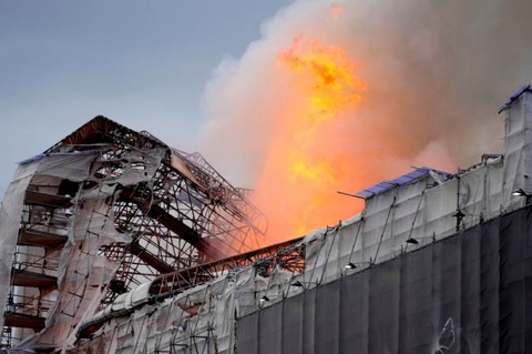 築４００年の旧証券取引所で火災、尖塔が崩落　デンマーク首都