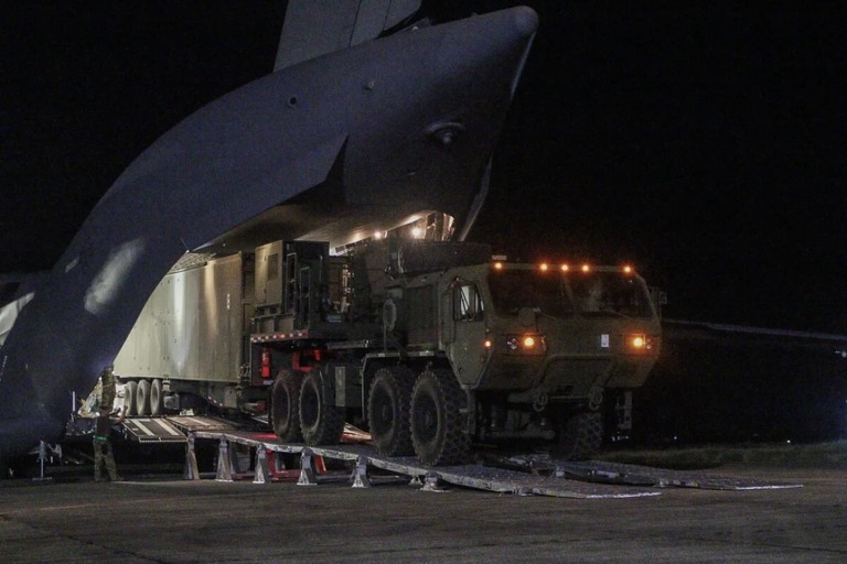 米空軍のＣ１７輸送機から降ろされる中距離ミサイル発射装置（ＭＲＣ）/US Army Pacific