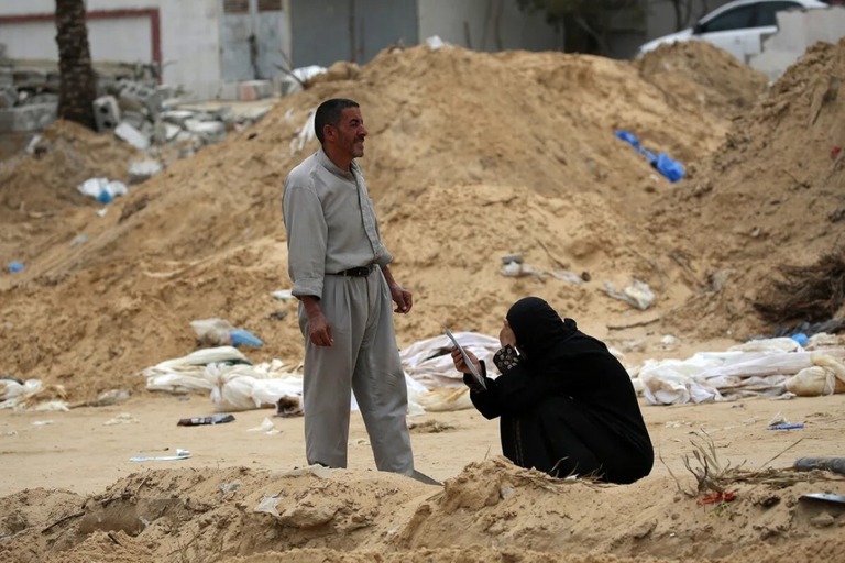 アムネスティ・インターナショナルはガザの２病院の集団墓地について調査を呼び掛けている/AFP/Getty Images