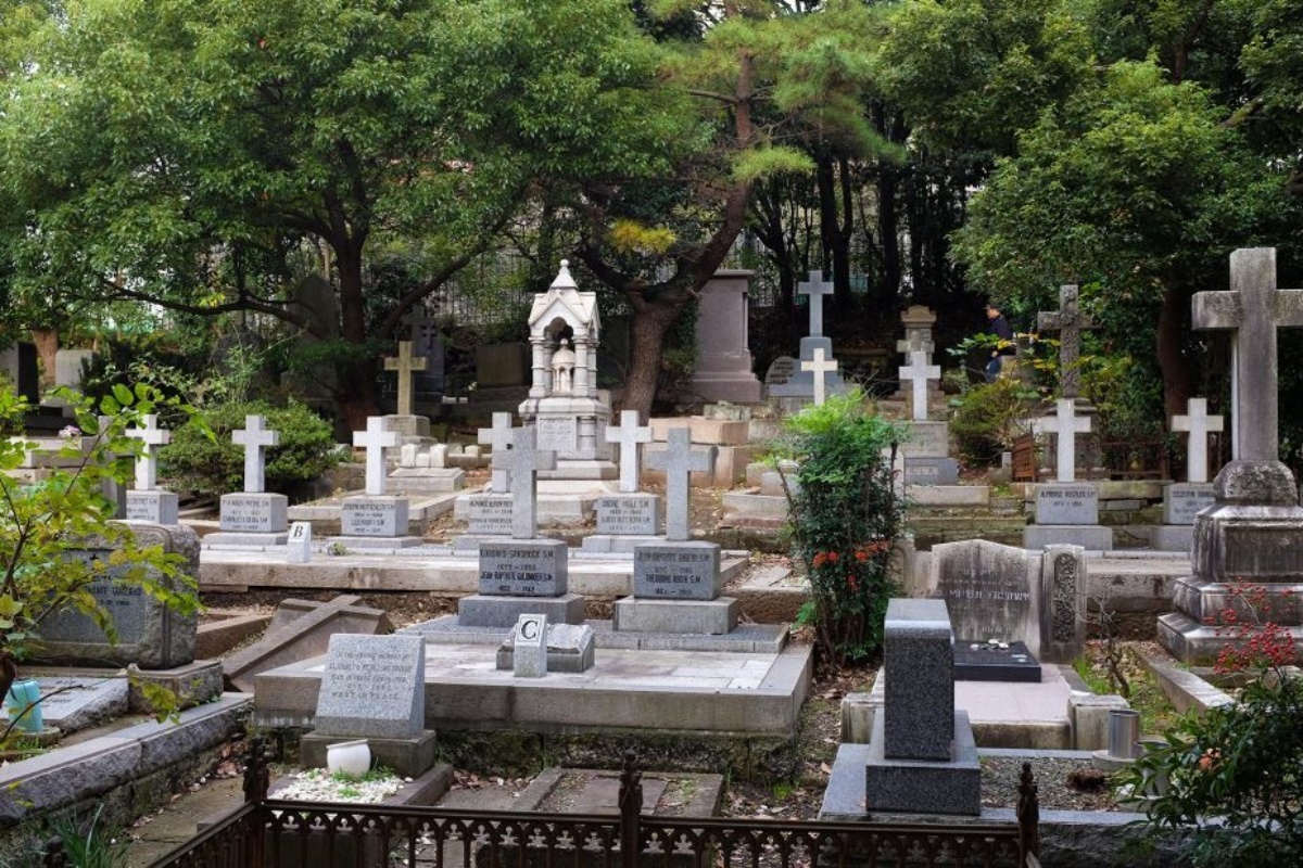 横浜外国人墓地の墓石からは日本で暮らした外国人の歴史をたどることができる/Trevor Mogg/Alamy Stock Photo