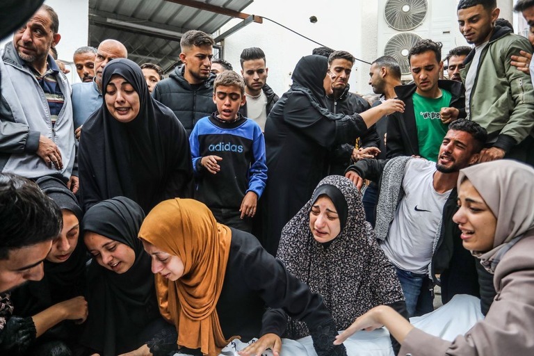 イスラエル軍による空爆で命を落とした犠牲者の親族ら＝２９日、パレスチナ自治区ガザ地区南部ラファ/Abed Rahim Khatib/Anadolu/Getty Images