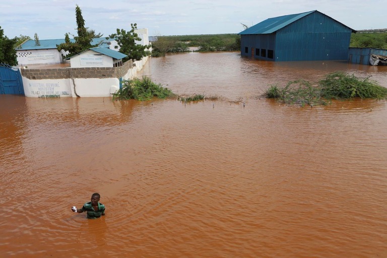 ケニアでは３月中旬から大雨が続いているが、この１週間はさらに激しい豪雨に見舞われて大規模な洪水につながった/Andre Kasuku/AP