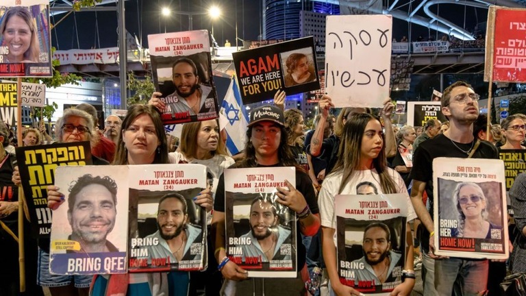 イスラエル国防省の外で人質の解放を求めて集まった家族や支援者/Faiz Abu Rmeleh/Middle East Images/AFP/Getty Images