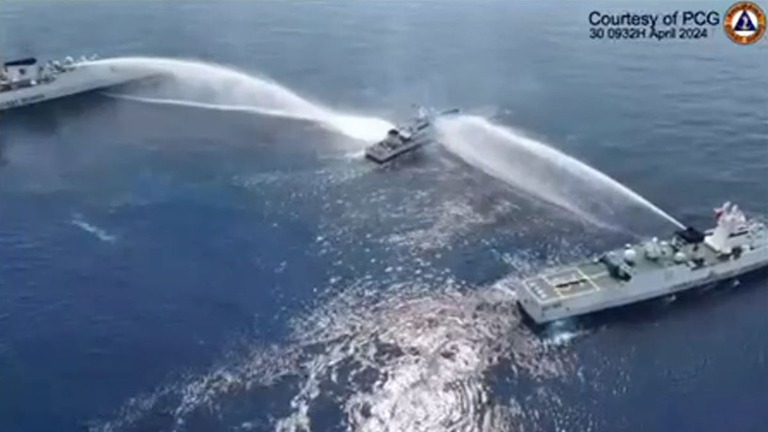 フィリピン沿岸警備隊が提供した中国船による放水を捉えた映像の一コマ/Handout/﻿Philippine Coast Guard