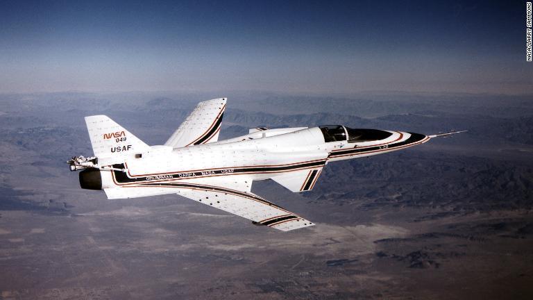 Ｘ２９の設計上の変わった特徴にはカナードもあった。カナードは機首の上げ下げに使われる水平板のこと/NASA/Larry Sammons