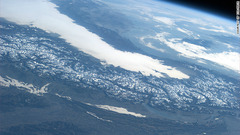 雪をいただいたイタリア北部の山脈　　写真提供：ESA/NASA