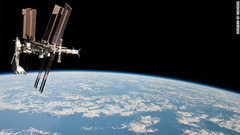 地球上空を飛行するＩＳＳ　写真提供：ESA/NASA