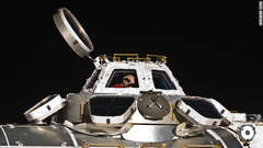 ＩＳＳの観測用モジュール「キューポラ」の中のネスポリさん　　写真提供：NASA