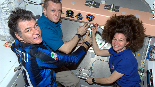 ＩＳＳの中のネスポリさん（左）。同僚の宇宙飛行士と　写真提供：ESA/NASA