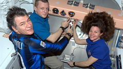 ＩＳＳの中のネスポリさん（左）。同僚の宇宙飛行士と　写真提供：ESA/NASA
