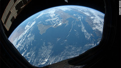 ネスポリ宇宙飛行士が国際宇宙ステーション（ＩＳＳ）からとらえた地球の姿　写真提供：ESA/NASA