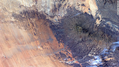 ティベスティ山地（アフリカ・チャド）　写真提供：ESA/NASA