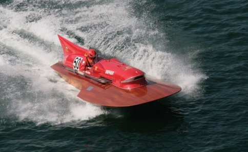 伊フェラーリのクラシックスピードボートが１１０万ドルで落札された
