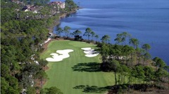 米フロリダ州のウオータカラー・イン・アンド・リゾート。メキシコ湾を望む豪華なホテルと、有名ゴルファーのグレグ・ノーマン氏が設計したプライベート・コース「シャークス・トゥース」が人気だ