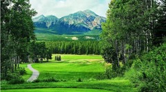 ゴルフ雑誌でカナダ最高のゴルフ・リゾートに選ばれたフェアモント・ジャスパー・パーク・ロッジ。大自然の中を野生のエルクやシカが行き交う