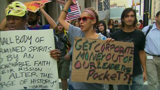 先月から続くウォール街でのデモは３週目に突入し、抗議運動は全国へと広がっている＝９月２６日、米ニューヨーク