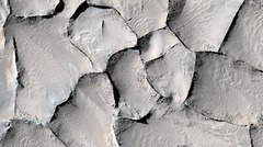 表面にある多角形の尾根は元は砂丘だったとみられ、地下水により形成された可能性がある