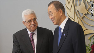 国連本部で面会するアッバス議長（左）と潘基文国連事務総長