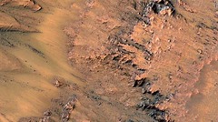 火星の表面に液体の塩水が流れていることを示す痕跡が見つかった。写真は痕跡が見<br>つかったニュートン・クレーター