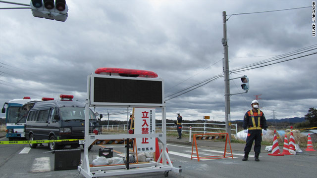 福島第一原子力発電所から２０キロ圏外にある南相馬市の道路で立ち入り監視の検問態勢を敷く警察