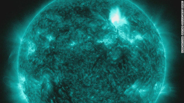 太陽表面で起きた爆発で太陽フレアが発生し、太陽粒子が放出される