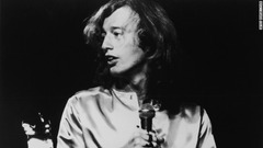 ステージで歌声を披露するロビンさん＝１９７５年、ロンドン