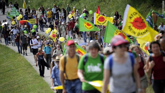 ５月２２日にスイスで行われた反原発デモに参加する人々