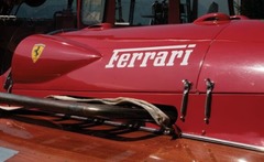 船体に記されたフェラーリのロゴ
