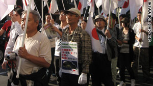 抗議デモに参加する人たち