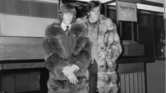 兄のバリー（右）さんと写真に納まるロビンさん＝１９６７年、ロンドン・ヒースロー空港