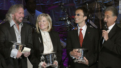 ＢＭＩポップ・アワードの授賞式に出席したロビンさん（右から２人目）。左端は兄のバリーさん＝２００７年