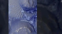 火星の「ノクティス・ラビリントゥス（夜の迷宮）」にみられる層。幅は約９６０メートル