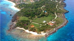ホンジュラス沖約６０キロ、カリブ海に浮かぶ熱帯の島に、１６０ヘクタール余りの敷地を擁するプリスティンベイ・リゾート