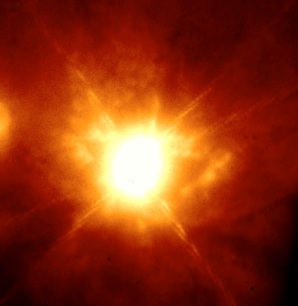 イータは１８４０年代に「大爆発」を起こしたことで知られる。それから数年間、イータは宇宙で最も明るく輝く星の１つとなったが、その後急激に減光。(C)ESO