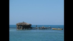 ジャマイカにあるフロイズ・ペリカン・バー。行くにはボートに乗る必要あり