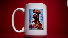 コーヒーのマグカップの絵は、ソン氏が北朝鮮の工場で描いたものと同じだ。「自立、それがわれわれの信念だ」と書かれている。中国製