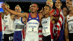 ２００５年の世界陸上競技選手権大会で優勝を決め祝福を受けるクレイ選手（中央右）