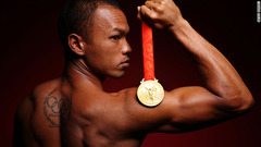 ２００８年の北京五輪では十種競技で金メダルに輝く