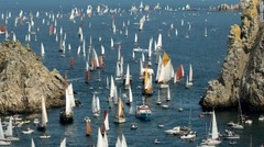 今年２０周年を迎える「Ｌｅｓ　Ｔｏｎｎｅｒｒｅｓ　ｄｅ　Ｂｒｅｓｔ」では、仏ブルターニュの海岸沿いでトールシップのレースなどが開催される＝Alain Monot提供