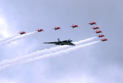 英国空軍「レッドアローズ」の編隊飛行が航空ショーの開幕を告げる