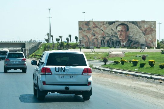 シリア国内を移動する国連シリア監視団（ＵＮＳＭＩＳ）＝７月、ＵＮＳＭＩＳ提供