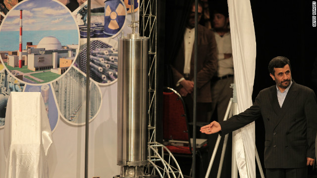 ウラン濃縮施設の模型を紹介するイランのアフマディネジャド大統領