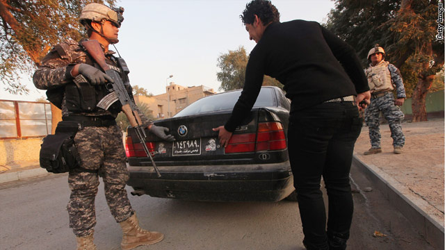 検問所で車両を検査するイラク兵＝バクダッド