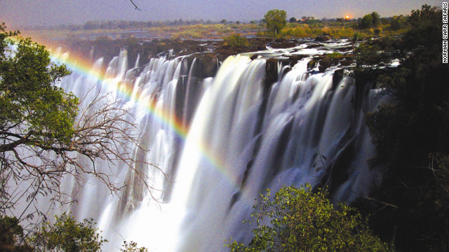 ザンビア・ビクトリアの滝。月の光で生じる虹は一見の価値あり＝Norman Carr Safaris提供