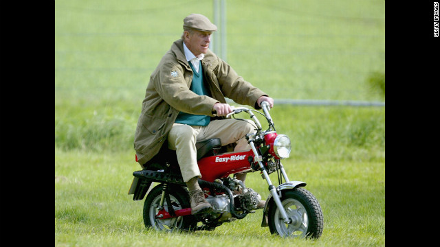ウィンザー城でオートバイに乗る英フィリップ殿下＝２００５年