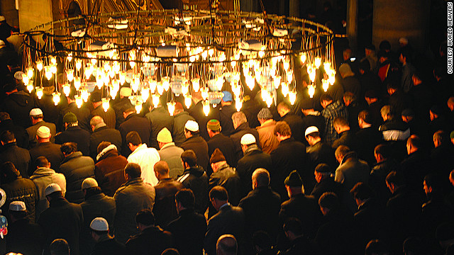 イスタンブールで祈りを捧げる男性ら　写真提供＝World Weavers