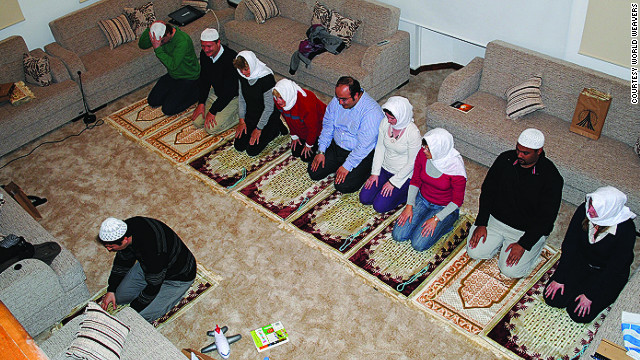 イスタンブールの民家で祈りの作法を教わる旅行者　写真提供＝World Weavers