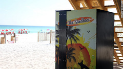 ビーチバーの横にある自動販売機「サンドボックス」でビーチ用品を調達＝The Sandbox提供